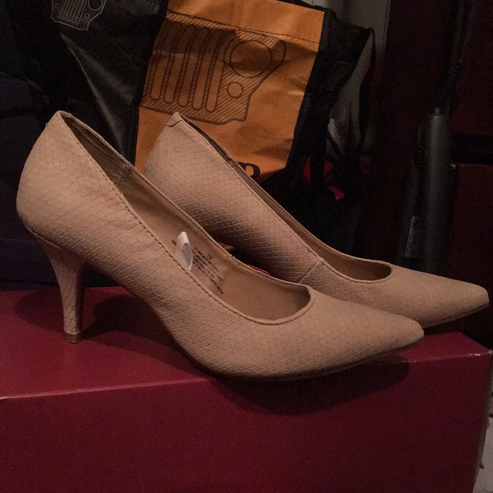 Worn twice kitten heel - Picture 2 of 5